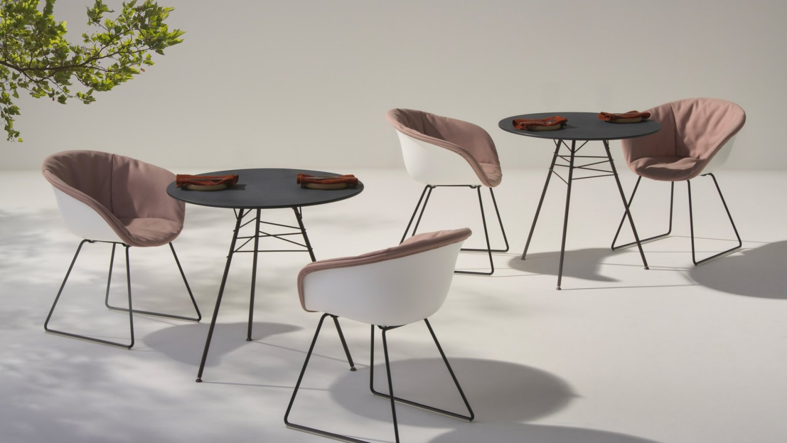 Leaf designstol fra Arper med bladnerve-struktur i stål i en lounge
