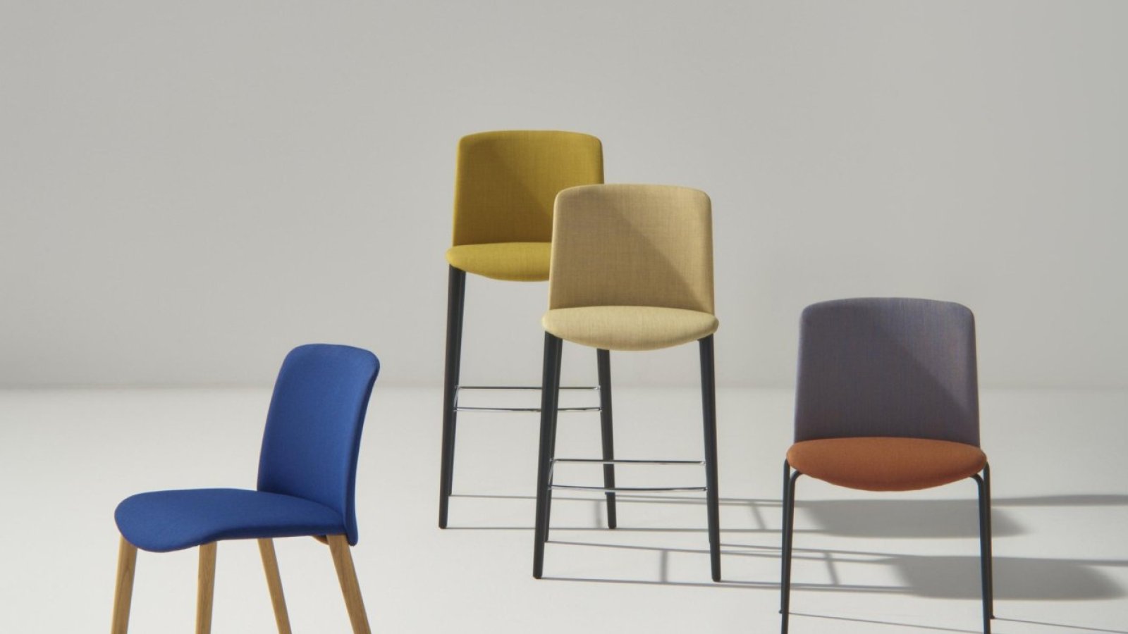Mixu designstol fra Arper med ulike materialer på sete og rygg i en spisestue