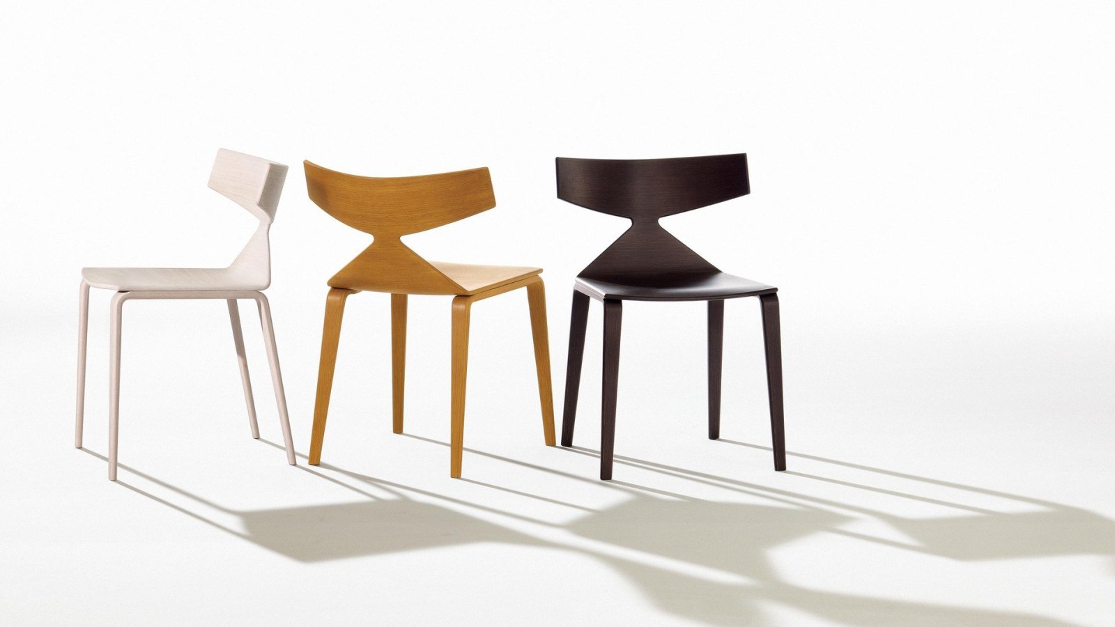 Designstolen Saya fra Arper med eikeskall i en spisestue