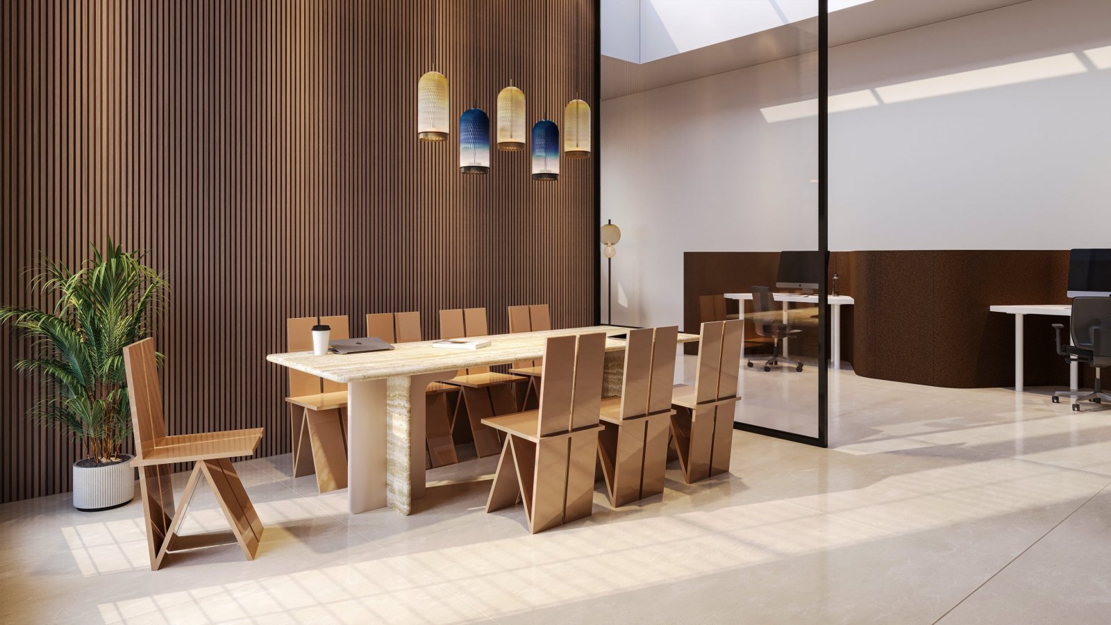 Møtebord Ginza fra Codutti i massivt tre med trestoler foran en spilevegg
