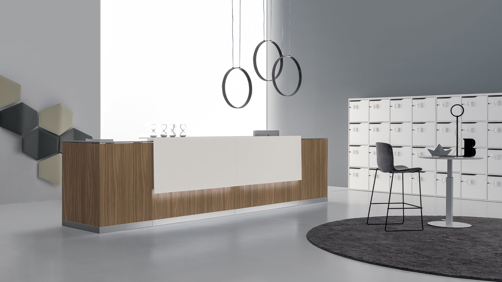 Resepsjonsdisk Qubo fra DVO Office i natur eik med hvit topplate