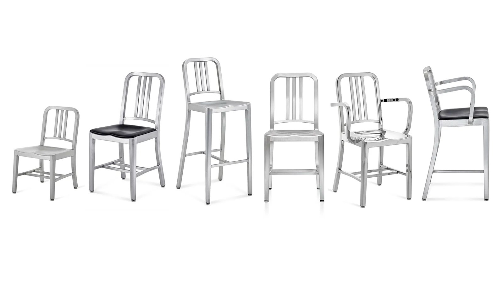 Ikoniske designstoler Navy 1006 fra Emeco i børstet aluminium rundt et bord