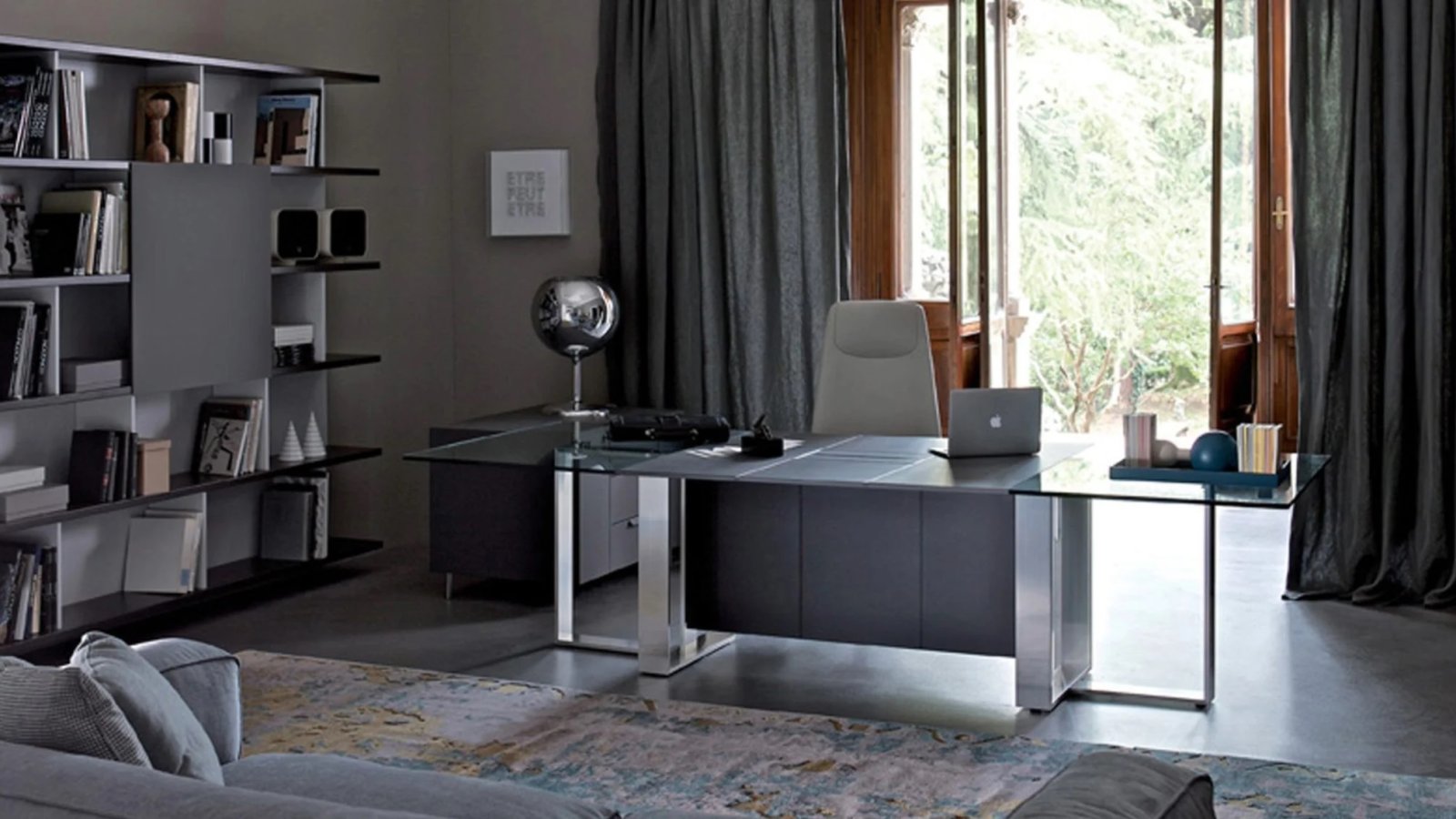 Design skrivebord Altagamma fra Estel i finér med top access-spalte og ramme i aluminium