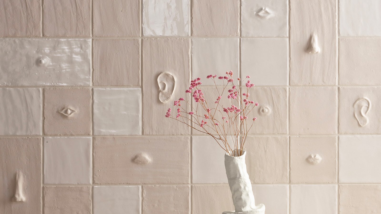 Vegg i Faces & Figures Chalk matt med en Face-komposisjon fra Mutina