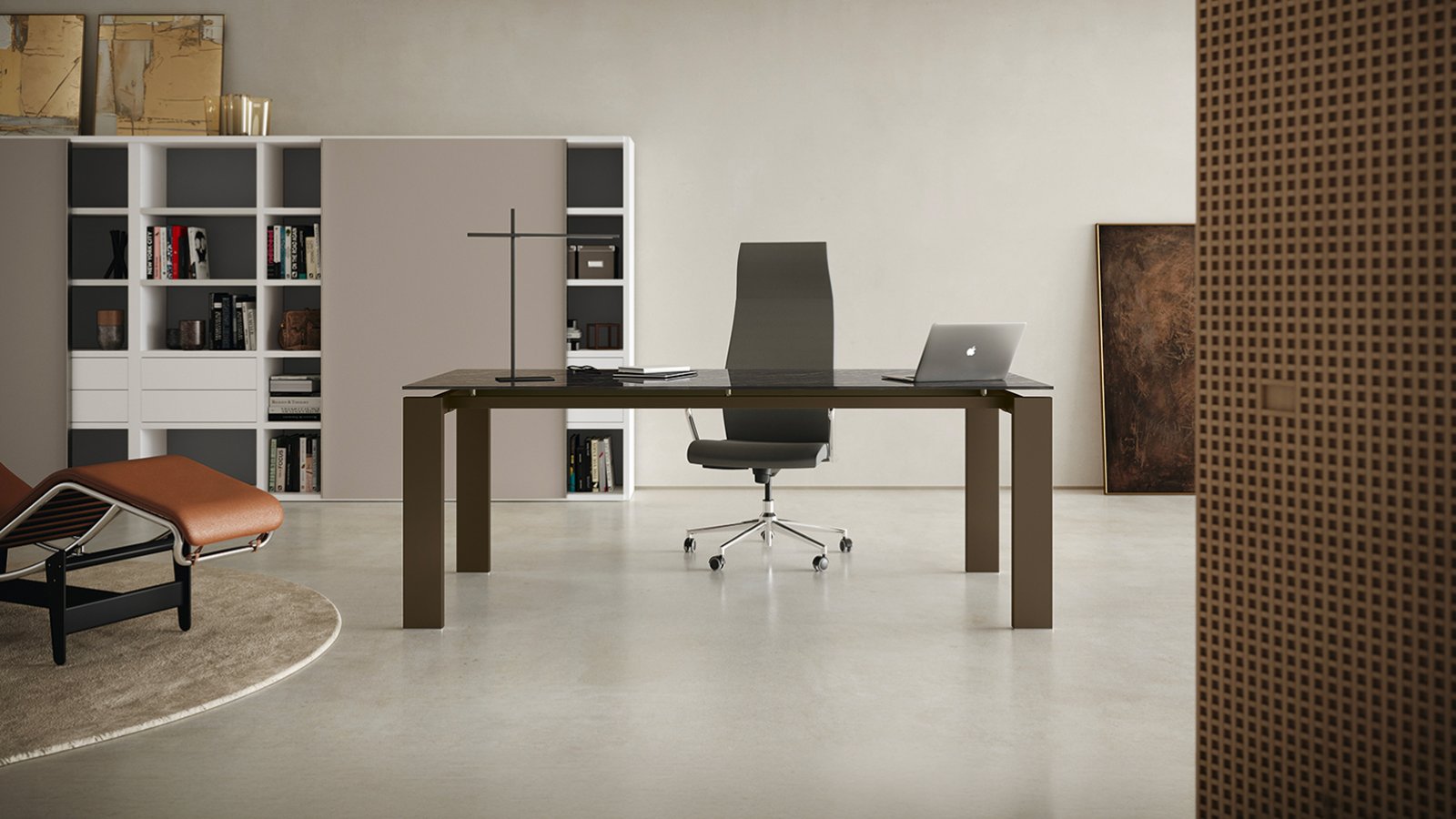 Direktørskrivebord GO fra Colombini Office med melaminstøtter