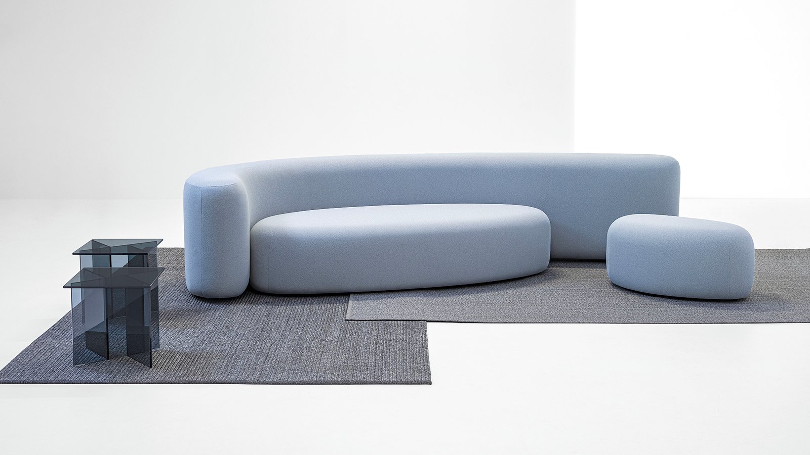 Lisse-sofaen fra LaCividina sett rett forfra i bielastisk stoff