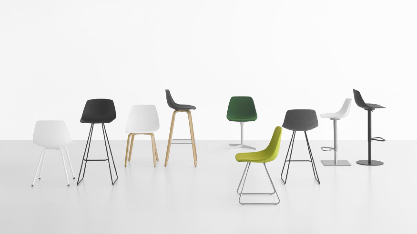 Designbarstolen Miunn fra Lapalma med bøyd treskall
