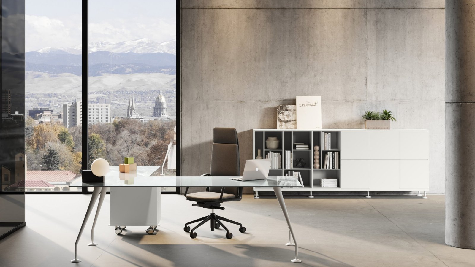 Énosi design skrivebord av Nikolas Chachamis i et lyst lederrom, Oslo