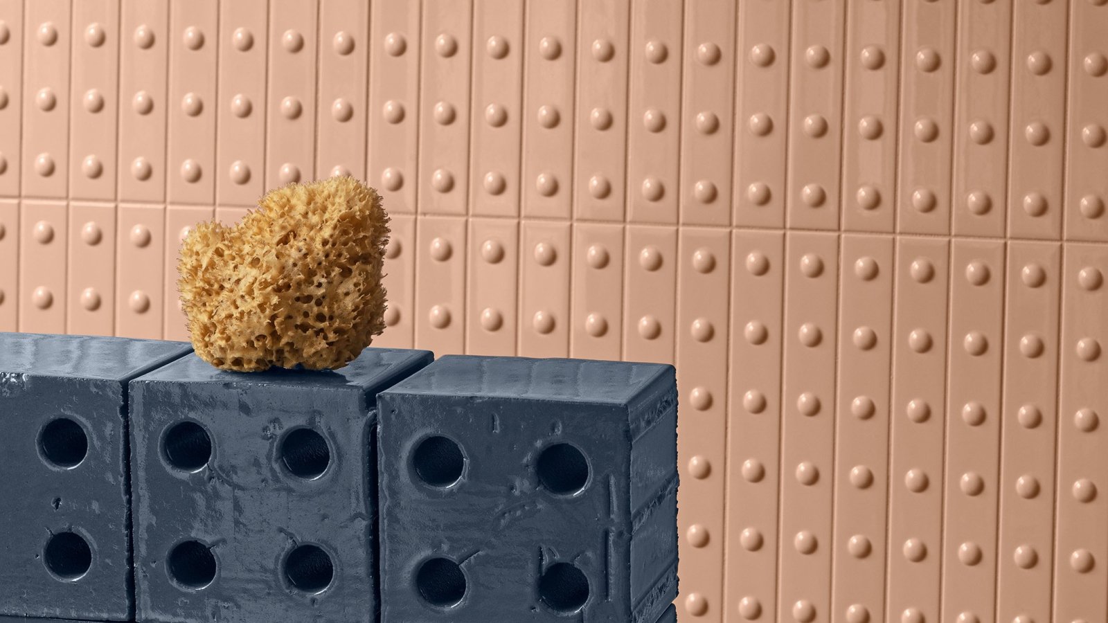 Vegg kledd med Punto keramikklister fra Mutina, relieffstruktur