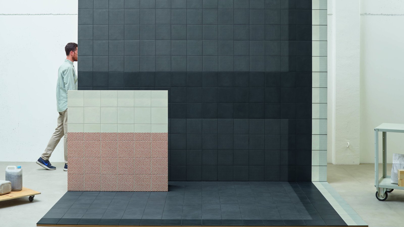 Tape Mutina lagt med blandede grafiske moenstre i glasert porselensstein