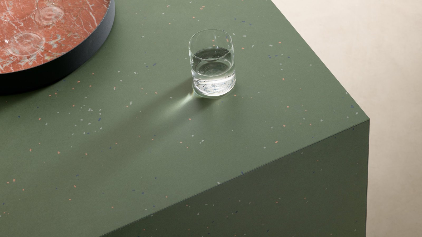 Primavera overflate fra Mutina med keramiske flak