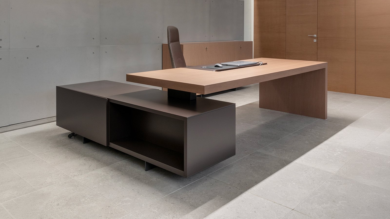 Direktørskrivebord Asymmetrical fra Tecno med løftet skinnunderlag