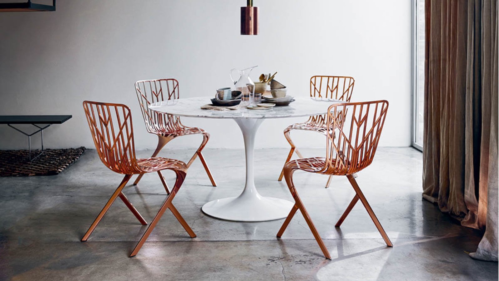 Ovalt Saarinen-møtebord fra Knoll med marmorplate i et styrerom