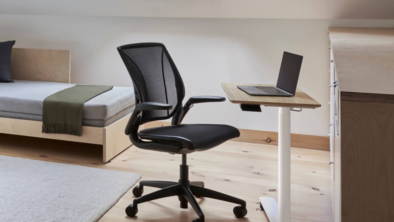 Ergonomisk kontorstol World LM fra Humanscale med sete i Brisa-læralternativ