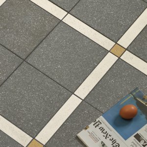 Time flis Etna Black Smooth fra Mutina, uglasert porselen