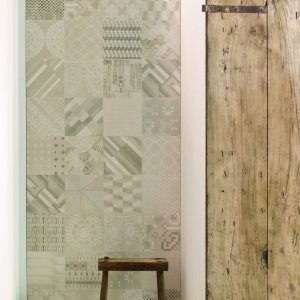 Patchworkvegg i Azulej Grigio combination fliser fra Mutina