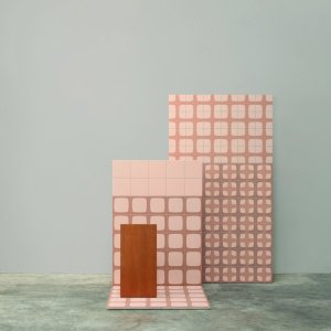 Betty Set flis fra Mutina med grafisk element