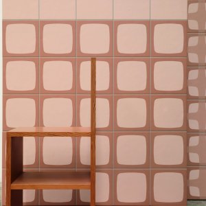 Betty Frame flis fra Mutina med grafisk element