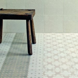 Pauseromsvegg i blandede Azulej Bianco moenstre