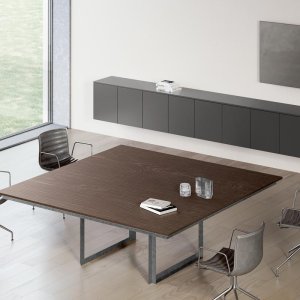 Moderne skrivebord med frontpanel og kabelbrett