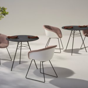 Leaf designstol fra Arper med bladnerve-struktur i stål i en lounge