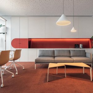 Aston stoler rundt et kantinebord