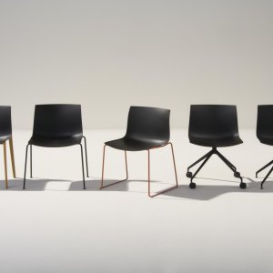 Designstol Catifa Carta fra Arper med PaperShell skall i papir og naturlig harpiks