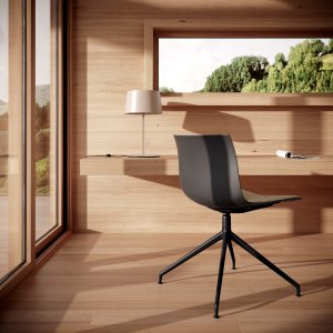 Designstoler Catifa Carta rundt et møtebord