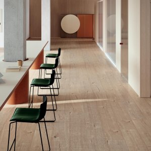 Kantine med stoler Catifa Carta og lyse bord