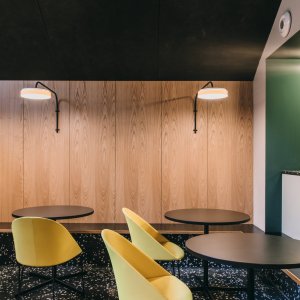 Cila som arbeidsstol ved pulten