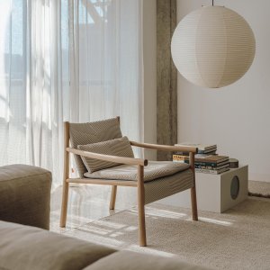 Kata Lounge på terrassen i regnvær
