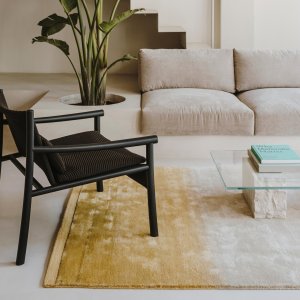 Kata Lounge ved et lavt bord