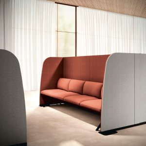 USB-sett montert på en Kiik-sofa