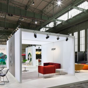 Leaf designstoler rundt et Compact HPL-bord fra Arper