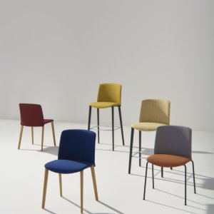Helpolstret Mixu designstol fra Arper i en hotellounge