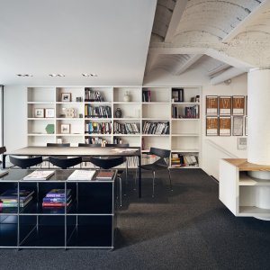 Kabelbrett montert under et Nuur Office-bord fra Arper