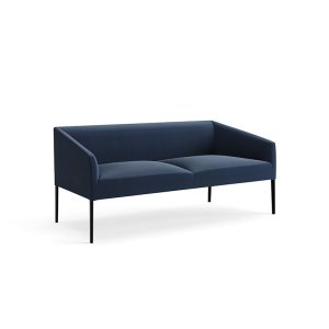 Saari treseters sofa fra Arper ved en lobbyvegg