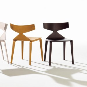 Designstolen Saya fra Arper med eikeskall i en spisestue