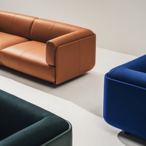 Frittstående toseters sofa Shaal på et hjemmekontor