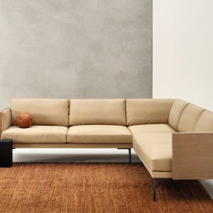 Steeve Lou treseter i en prosjektlounge