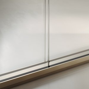 Slender vegg med kannelert glass som skjerming