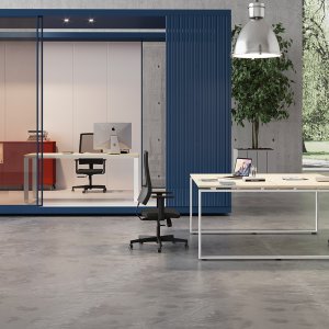 Loft arbeidsplass i et åpent kontor