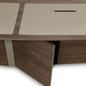 Styrerom med Corniche bord og Sella stoler