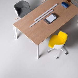 Helttrukket Cut ved et spisebord