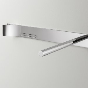 Detalj av Cut Plus veggmontert batteri i polert stål