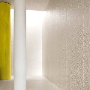 Bad kledd i hvitt Folded fra Raw Edges
