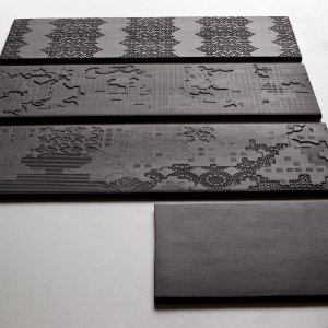 Bas-Relief Nero med dypt chiaroscuro