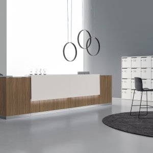 Resepsjonsdisk Qubo fra DVO Office i natur eik med hvit topplate
