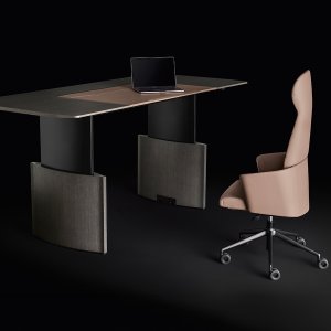 Direktionsbord Eleva fra Bralco med eikeplate og skinninnlegg