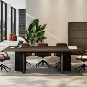 Moderne Elite skrivebord fra Las Mobili i Lys Poppel med integrert kabelbjelke og svart seksjon